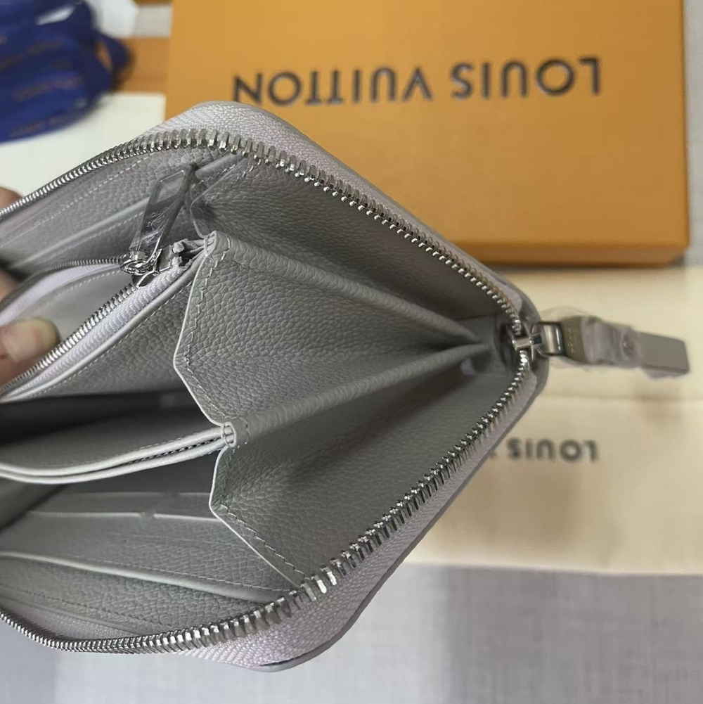 Louis Vuitton Monogram Zippy Wallet - Picture 10 of 11